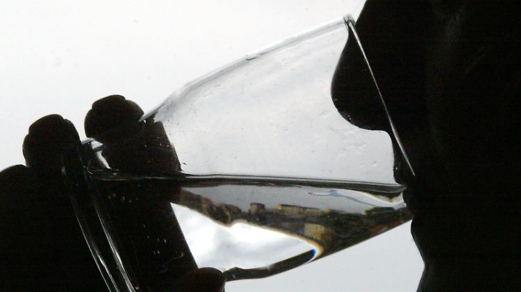 Regelmäßig über den Tag verteilt ausreichend Wasser zu trinken, ist das wichtigste beim Fasten.