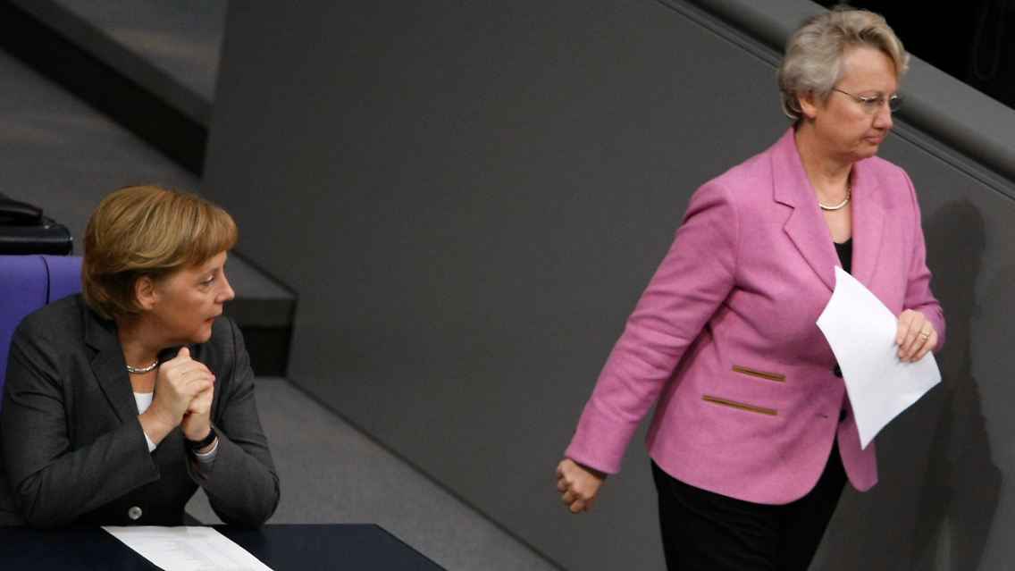 2013-02-06T093655Z_01_BER108_RTRMDNP_3_GERMANY-MINISTER-PLAGIARISM.JPG9108710237580192105.jpg