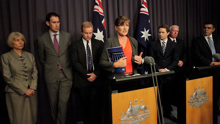 Australiens Sportministerin Kate Lundy vor der versammelten Presse.