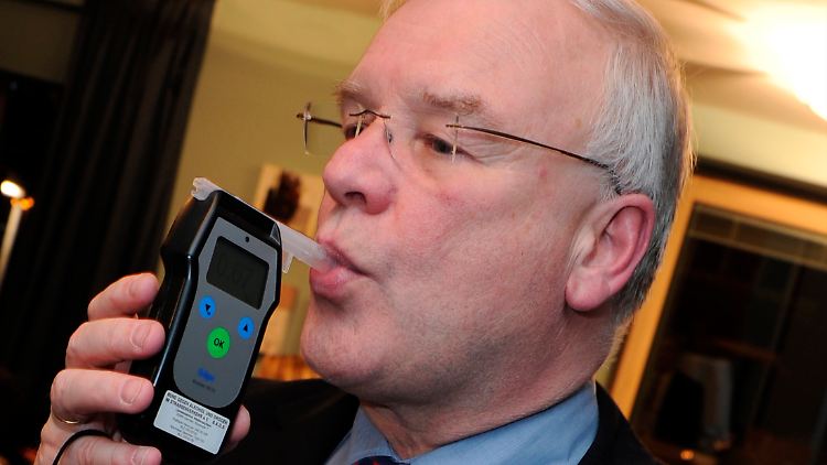 Das Bild zeigt Busemann während eines Alkohol-Selbstversuchs im Dezember 2010 (Archivbild).