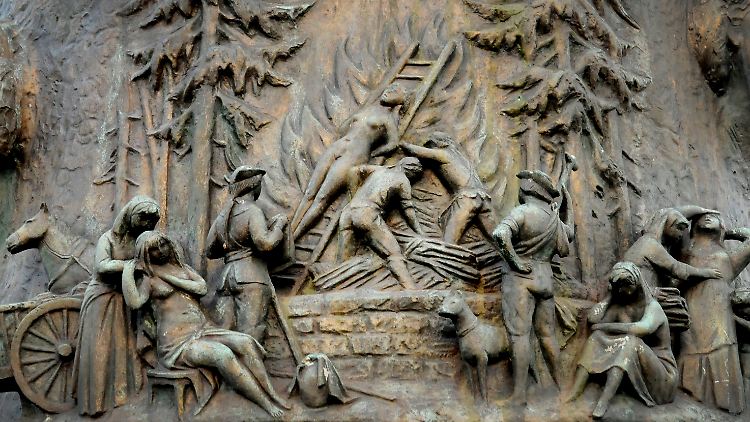 Das Relief zeigt die letzte Hexenverbrennung im Rheinland 1737/38, es hängt in Düsseldorf-Gerresheim am Heimatbrunnen. In Deutschland erreichten die Hexenverbrennungen ihren Höhepunkt in der Frühen Neuzeit.