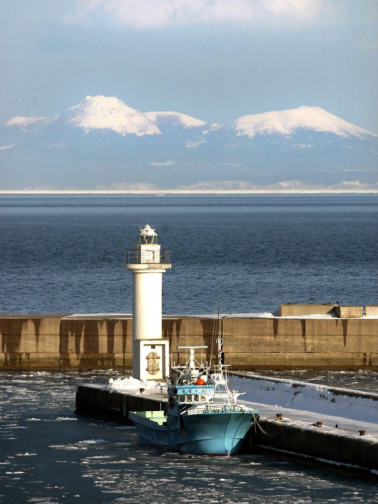 Blick von der japanischen Stadt Rausu auf Hokkaido auf die etwa 24 Kilometer entfernt liegende Kurileninsel Kunashiri, die Russland besetzt.