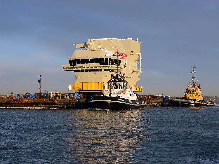 Der ganze Stolz der Royal Navy: Die "Forward Island Section" der HMS QE II verlässt Portsmouth Richtung Schottland.