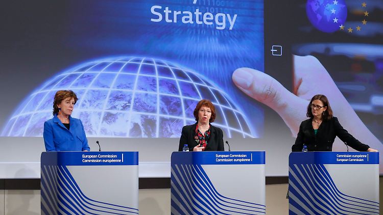 Neelie Kroes, Catherine Ashton und Cecilia Malmstroem stellten die Pläne in Brüssel vor.