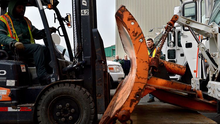 Vor dem Sturm: In New York City werden Schneepflüge an Müllwagen angebracht.
