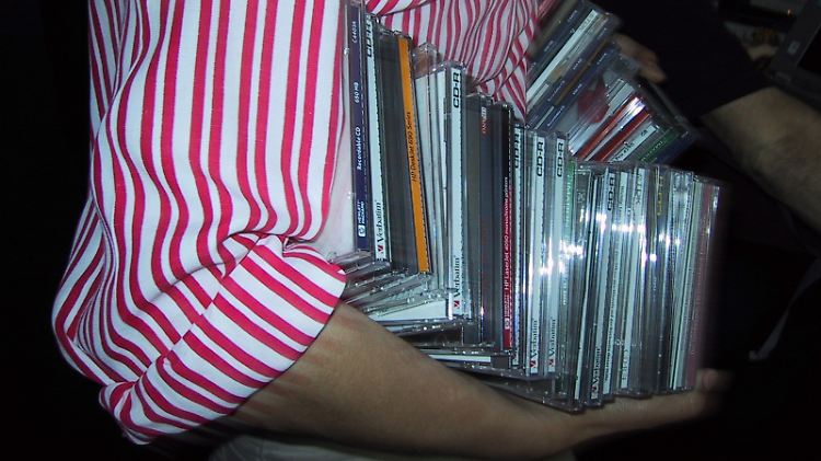 Für die meisten CDs bekommt man höchstens zwei Euro, aktuelle Alben werden aber oft höher gehandelt. 