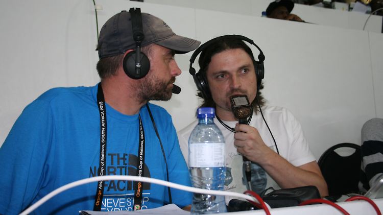 Lutz Pfannenstiel bei der Arbeit: Als Experte analysiert er die Spiele beim Afrika Cup für den BBC World Service und damit Hunderte Millionen Zuhörer und Zuschauer.