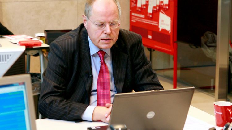 Peer Steinbrück am Laptop: Dass er die Blogbeiträge selbst verfassen wird, ist eher unwahrscheinlich.