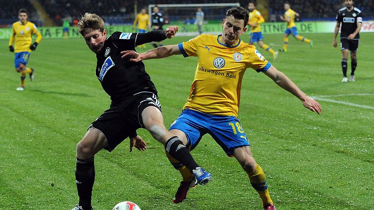 Der Braunschweiger Oliver Petersch (r.) und Aalens Daniel Buballa im Duell.