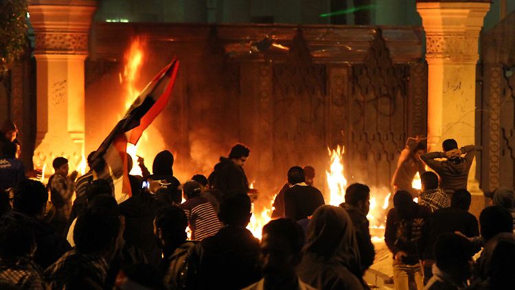 Vor dem Präsidentenpalast warfen Demonstranten Brandsätze und Feuerwerkskörper.