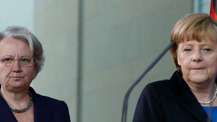 Ein schwerer Gang für beide: Merkel (r.) und Schavan traten gemeinsam vor die Presse. Die Kanzlerin verliert eine enge Vertraute und Freundin in ihrem Kabinett und die Ministerin ihr Amt.