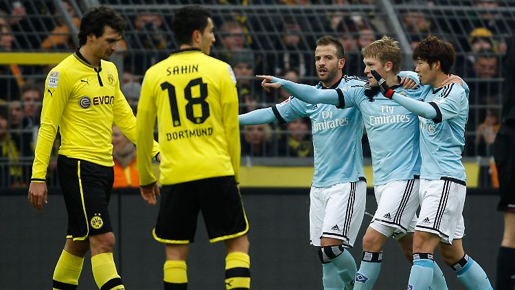 Artjoms Rudnevs feiert sein zweites Tor gegen Meister Dortmund, das zum 3:1. Dabei blieb es aber nicht.