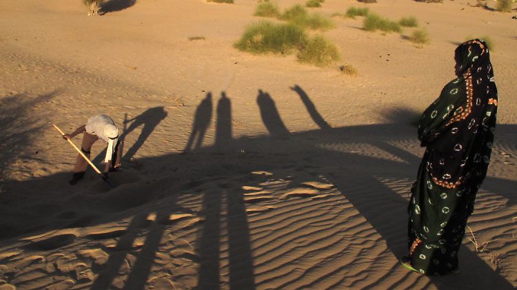 Ani Boka Arby musste mitansehen, wie der Leichnam ihres Mannes aus dem malischen Sand ausgebuddelt wurde.