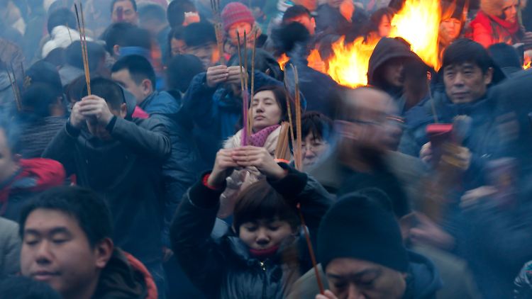 Traditionell zünden viele Chinesen zum Neujahrstag Kerzen, Fackeln und Pyrotechnik- der Ritus soll böse Geister vertreiben und Glück bringen.