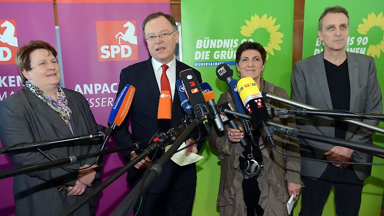 Die Koalition steht: SPD-Fraktionsvorsitzende Johanne Modder, SPD-Spitzenkandidat Stephan Weil sowie die beiden Grünen Anja Piel und Stefan Wenzel (von links).