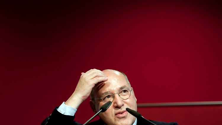 Gregor Gysi betreitet, Informationen an die Stasi gegeben zu haben. 