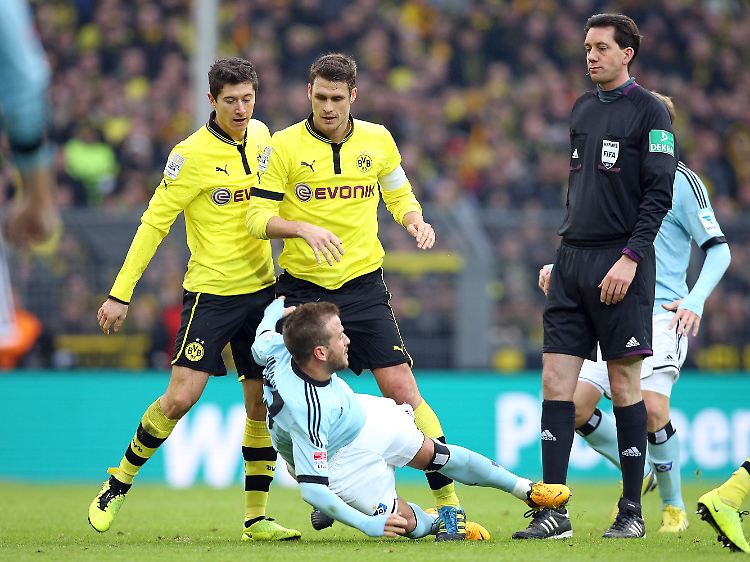 Anwärter auf die goldene Himbeere: Rafael van der Vaart bei seiner plumpen Schauspieleinlage vor Schiedsrichter Manuel Gräfe.