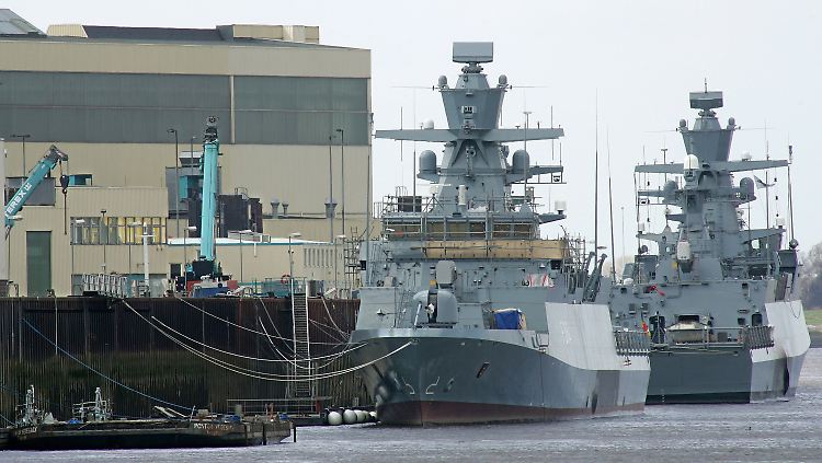 Zwei Korvetten-Neubauten für die Deutsche Marine liegen am Ausrüstungspier der Lürssen-Werft in Lemwerder.