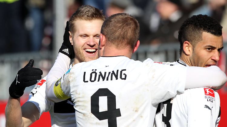 Große Freude: Sandhausen feiert vier Tore und drei Punkte gegen St. Pauli.