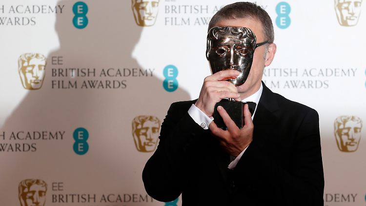 Christoph Waltz versteckt sich hinter seiner Preis-Maske für seine Rolle in "Django unchained".