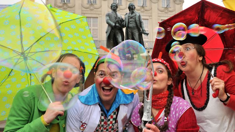 Nicht nur zur Karnevalszeit mit roter Nase: Rund 250 Klinik-Clowns zaubern Patienten in deutschen Krankenhäusern ein Lächeln auf die Lippen. Das hebt nicht nur die Stimmung, es kann auch den Heilungsprozess fördern.