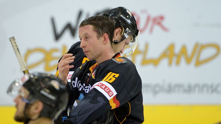 Aus und vorbei: Michael Wolf, links, und Daniel Pietta verpassen mit der deutschen Eishockey-Nationalmannschaft die Qualifikation für die Olympischen Spiele.