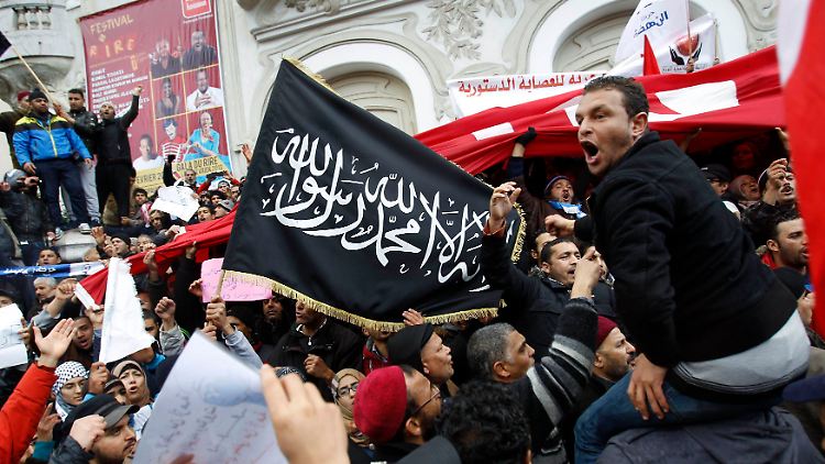 Seit Wochen schwelen in Tunesien die Proteste gegen die Politik Jebalis.