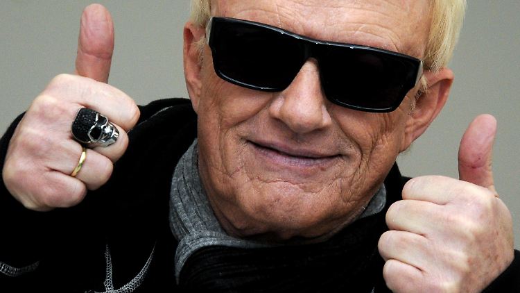Mit seinem Coveralbum "Mit freundlichen Grüßen" obenauf: Heino.