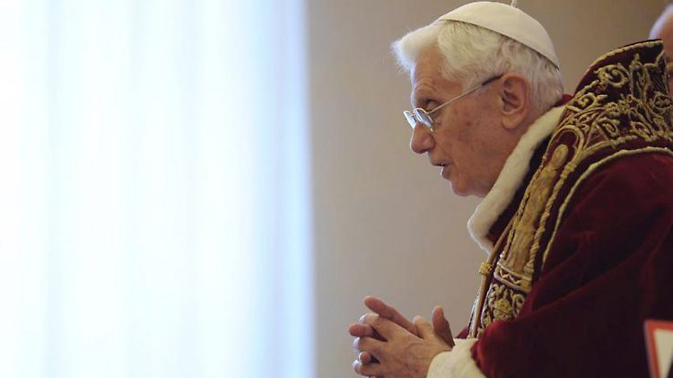 Der Papst verliest vor den Kardinälen seine Rücktrittserklärung.