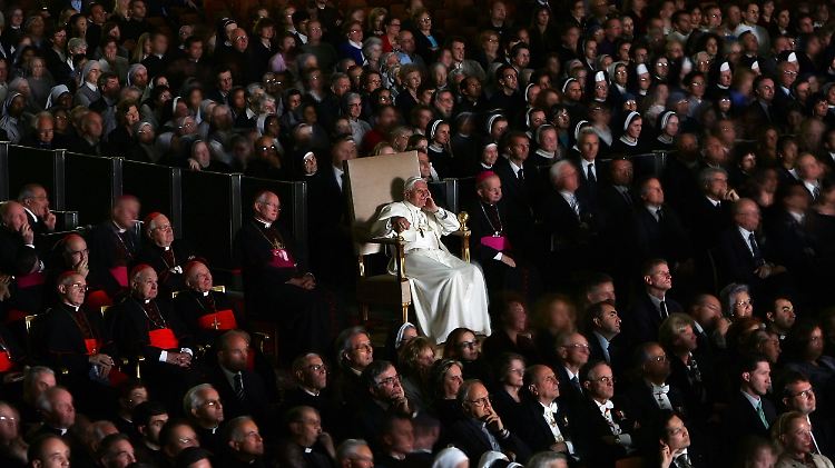 19. Mai im Vatikan: Der Papst schaut sich einen Film über seinen Vorgänger Johannes Paul II. an.