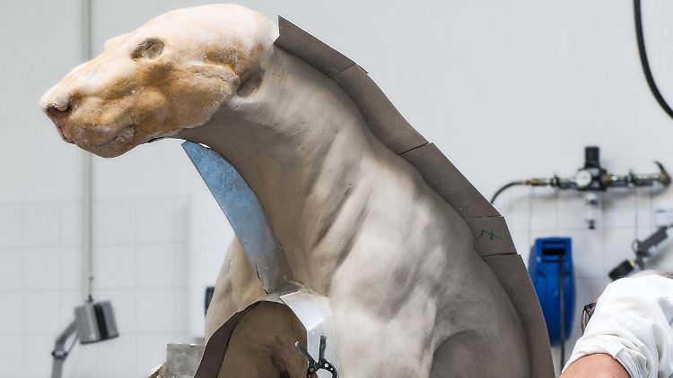 Auf Grundlage eines Modelliergerüstes wurde die Bärenplastik in Ton modelliert, wobei Fotos als Anhaltspunkte dienten.