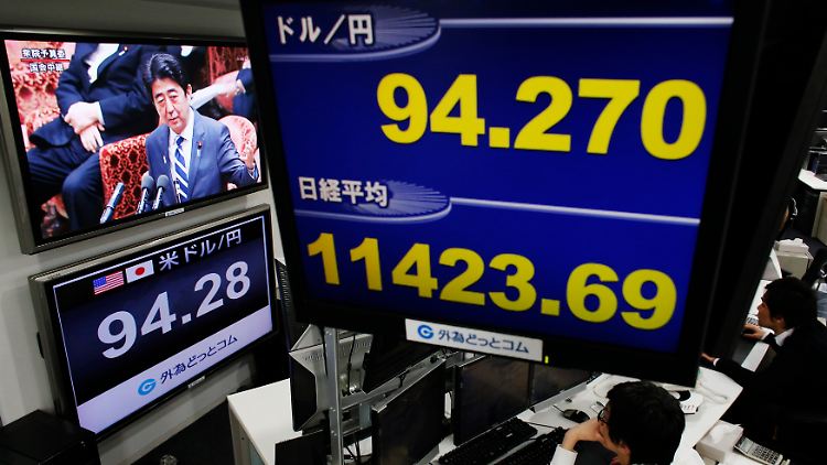 Ursache und Wirkung: In den Handelsräumen der Devisenexperten läuft die Rede von Japans Premier Shinzo Abe vor dem Finanzausschuss.