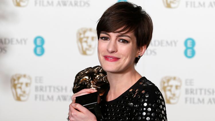 Anne Hathaway mit ihrem Preis der British Academy of Film and Arts (Bafta) als beste Nebendarstellerin für ihren Part in der Verfilmung des Musicals "Les Misérables".