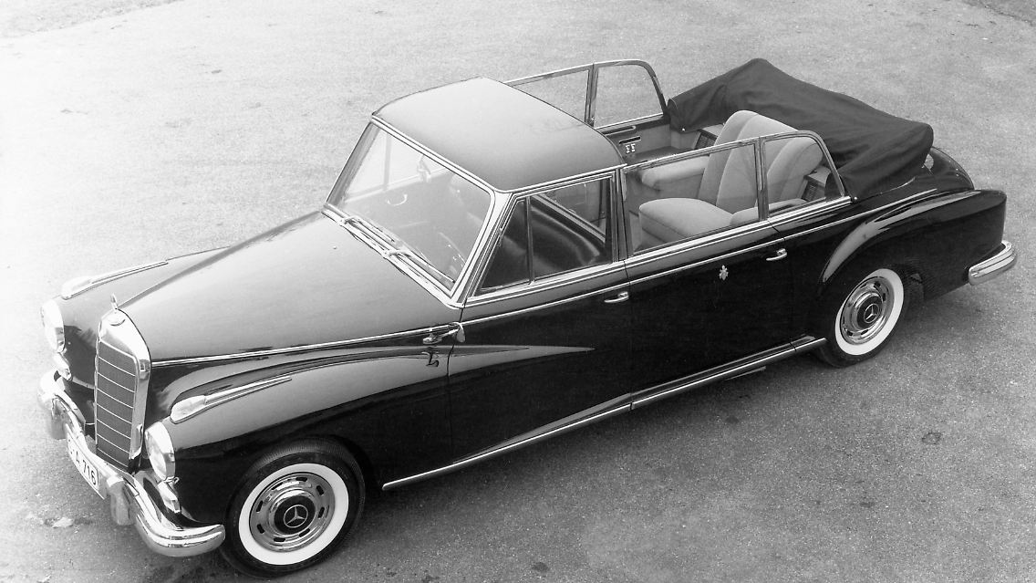 Denn im Gegensatz zur Limousine von 1930 war dieser zweite Mercedes-Benz des Vatikans als Landaulet ausgeführt. Diese Form des Aufbaus – mit einem festen Dach über den Vordersitzen und einem Verdeck über dem Fond – war die klassische Wahl für repräsentative Fahrzeuge mit Chauffeur.