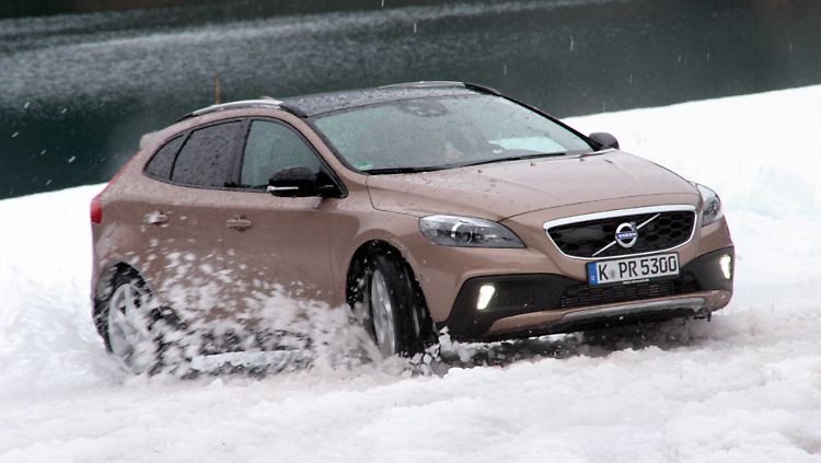 Zweifellos ist der Volvo V40 eines der attraktivsten Modelle in der Kompaktklasse. Jetzt legen die Schweden mit zwei Derivaten nach.
