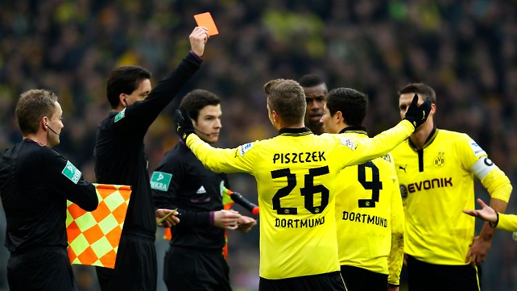 Rot für Robert Lewandowski. Wie lange der Pole nun aussetzen muss, ist noch offen.