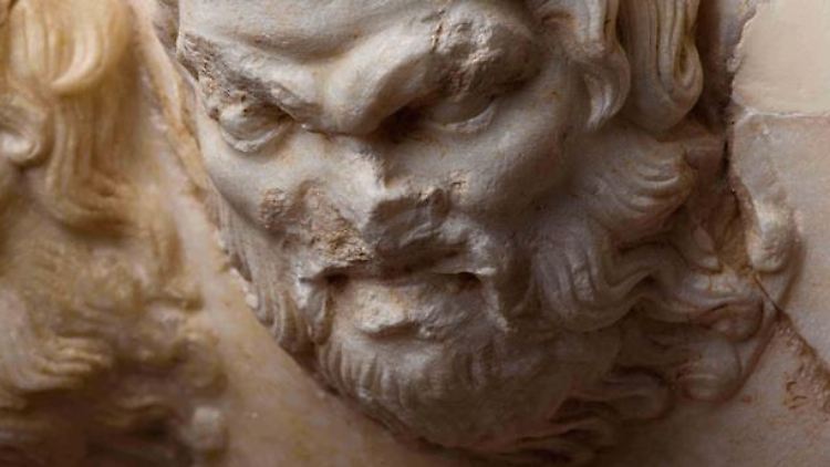 Der Griff eines marmornen Beckens.