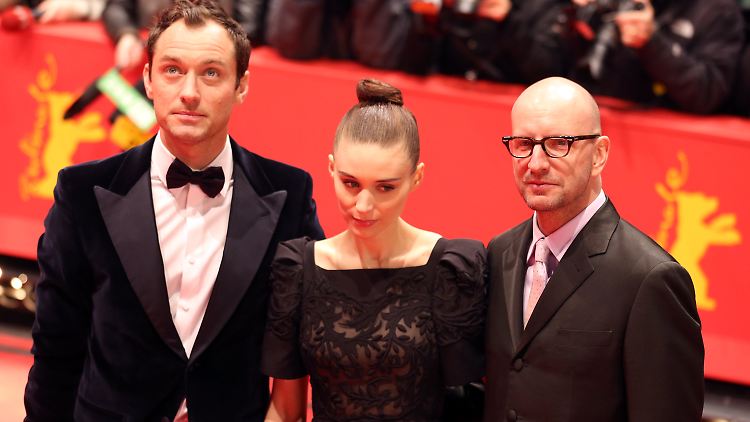 Steven Soderbergh (r.) mit Jude Law und Rooney Mara bei der Premiere von "Side Effects" während der Berlinale.