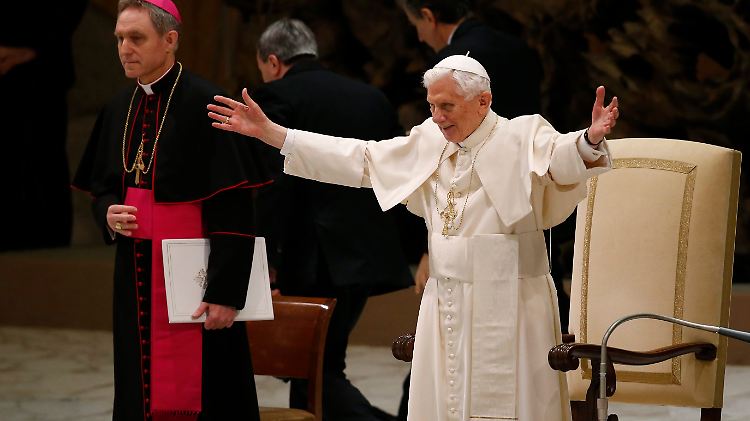 12.000 Menschen waren in die Audienzhalle geströmt und hatten den Papst wie einen Popstar gefeiert.