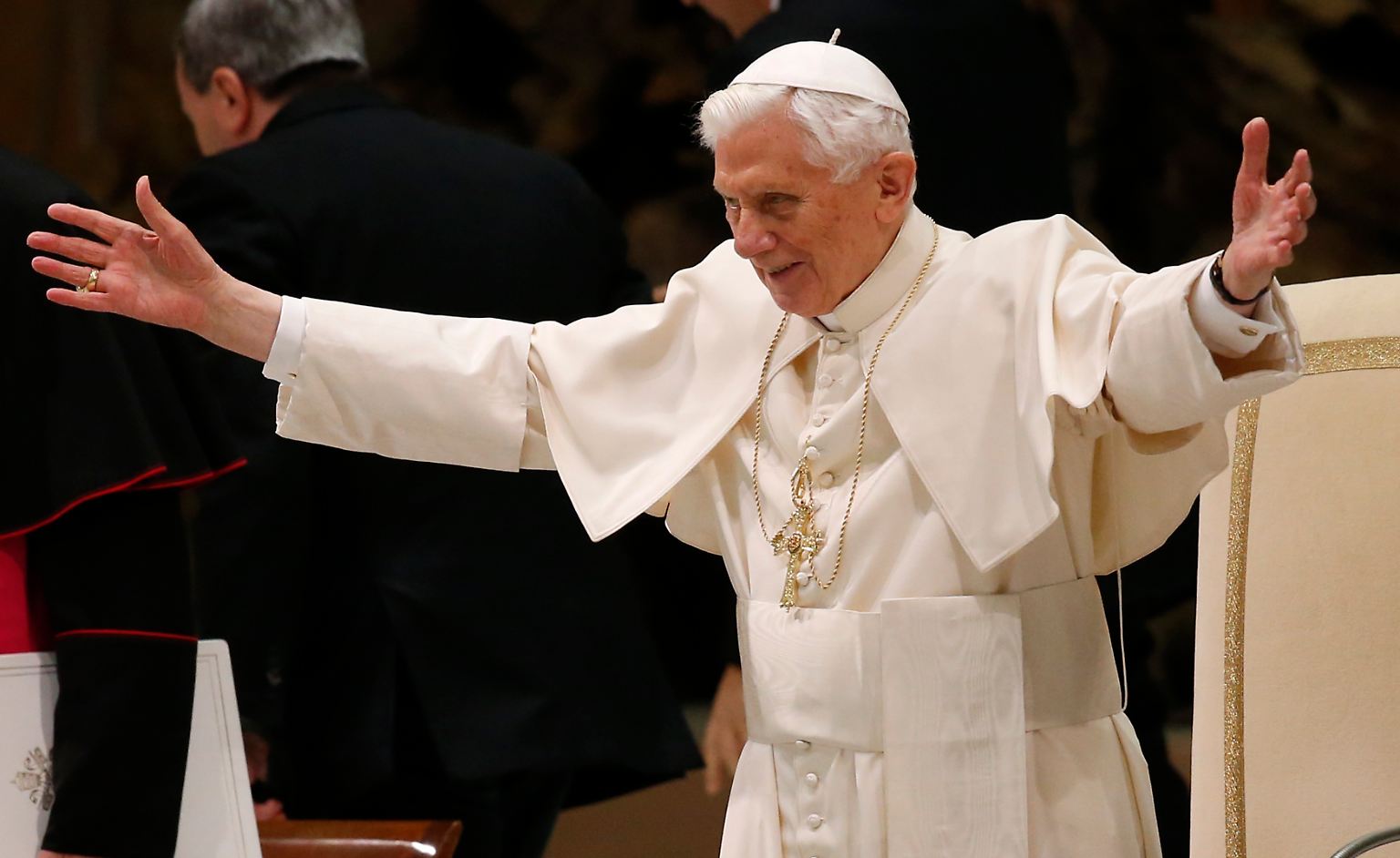 Bei der Generalaudienz am Petersplatz in Rom begrüßt Papst Benedikt XVI. am Aschermittwoch mit päpstlicher Geste Tausende Gläubige. Die Empfangshalle fasst 12.000 Plätze. Sie ist bis zum letzten Platz belegt. Die Spannung unter den Anwesenden ist so groß, weil ...
