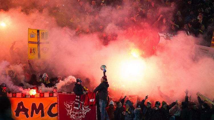 Pyrotechnik ist das eine, Krawall das andere: Dresdner Fans in Kaiserlautern.