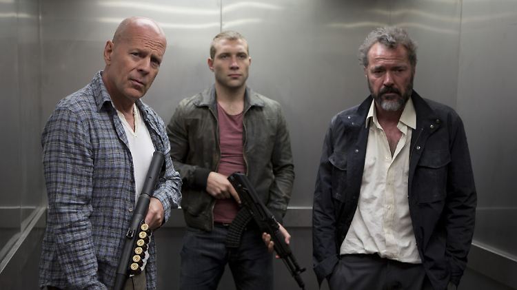 John McClane (Bruce Willis), sein Sohn John Jr. (Jai Courtney) und Komorov (Sebastian Koch) sind auf der Flucht vor Moskaus Unterwelt.
