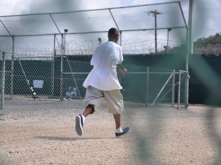Ein Gefanger treibt im Lager Guantánamo Sport.