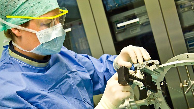 Eine millimetergenaue Einstellungen der Stimulationselektroden wird vorgenommen.