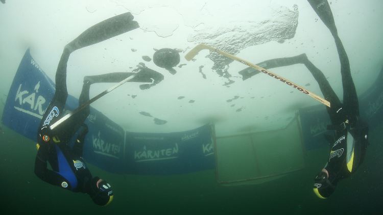 Überkopf unter Wasser: So wird bei der Unter-Eis-WM gespielt.