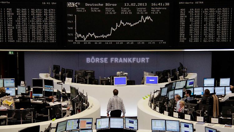 Der Dax zur Wochenmitte: Überraschend solide Konjunkturzahlen aus der Eurozone hieven den Leitindex erstmals seit sechs Börsentagen wieder über die 7700er Marke.