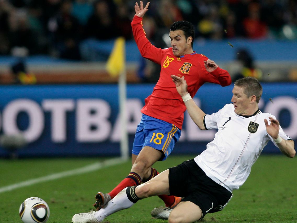 Spielte für Fernando Torres und das nicht schlecht: Pedro Rodriguez, hier im Zweikampf mit Bastian Schweinsteiger.