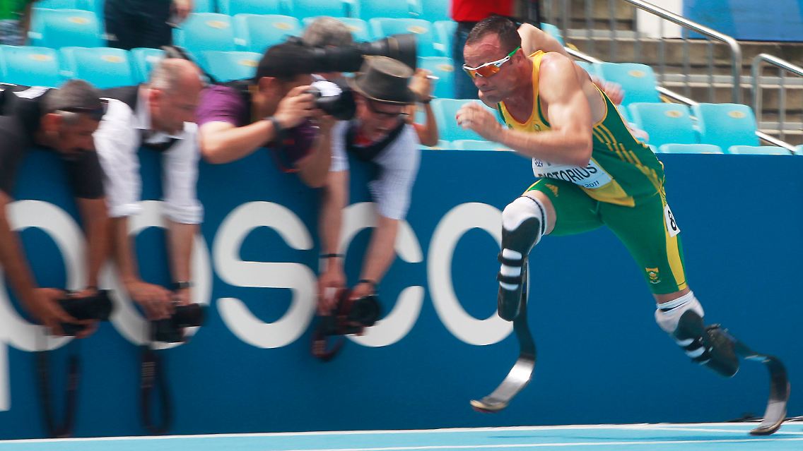 Jahrelang hatte Pistorius darum gekämpft. Denn obwohl er die erforderlichen Normen erreichte, wurde ihm der Start immer wieder untersagt. Seine Teilnahme im Feld der Nichtbehinderten verstoße gegen die Chancengleichheit, so die Begründung. Die der Nichtbehinderten, wohlgemerkt.