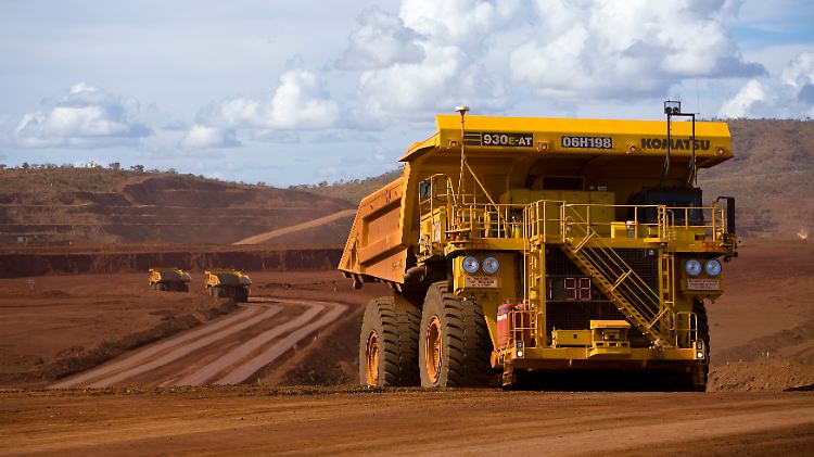 Ferngesteuerte Mega-Kipper bringen erzhaltiges Gestein zu den Förderbändern: In Australien betreibt Rio Tinto riesige Tagebaugruben.