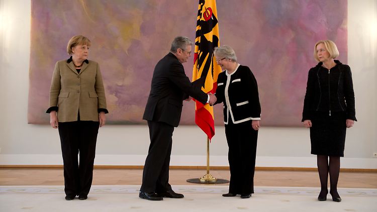 Ein Kommen und Gehen: Kanzlerin Angela Merkel (l.) braucht nach dem Rücktritt von Annette Schavan (2.v.r.) eine neue Bildungsministerin. Zu der wird Johanna Wanka (r.) von Präsident Joachim Gauck ernannt.